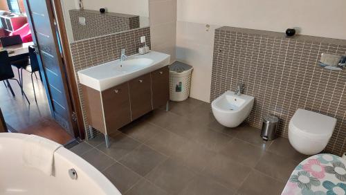 Vilnius Gate Skyline Studio tesisinde bir banyo