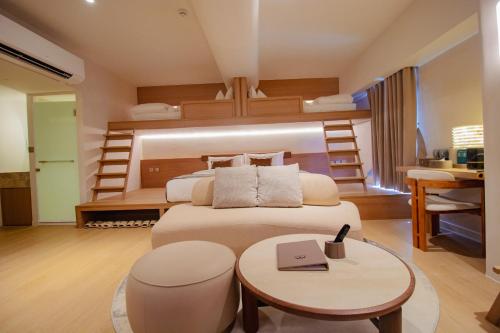 ein Schlafzimmer mit einem Bett und zwei Etagenbetten in der Unterkunft Marwin Terra Hotel in Bangkok