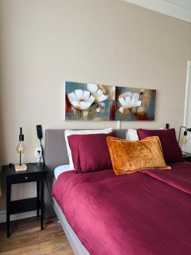 a bedroom with a bed with pink sheets and flowers at B&B de Trochset in Balk