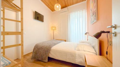 a bedroom with a bed and a window at Casa Sebastião in Faro