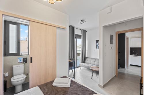 una camera da letto con un letto, un bagno e un divano di Athens Vein ad Atene