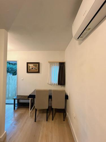ein Esszimmer mit Tisch und Stühlen in der Unterkunft Wangwang house in Heerlen