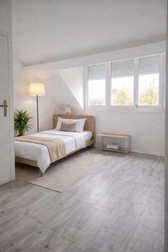 Rúm í herbergi á Duplex moderne et lumineux