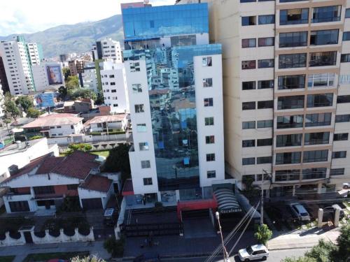 een luchtfoto van een stad met hoge gebouwen bij Torre Esteban in Cochabamba