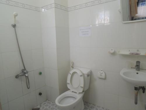 a bathroom with a toilet and a sink at Ngoc Phung Guesthouse in Vung Tau