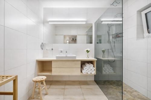 a bathroom with a sink and a shower at Alpinum Residence Lungau Ferienwohnung mit Garten in Tamsweg