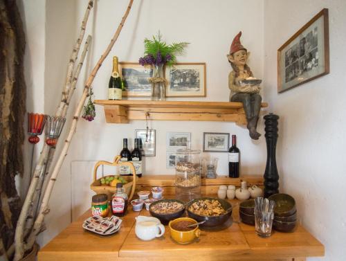 a table with food and drinks on it at Naturresort Bieleboh in Beiersdorf