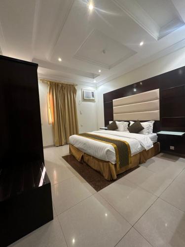 a bedroom with a large bed in a room at جميــرا لاين in Abha