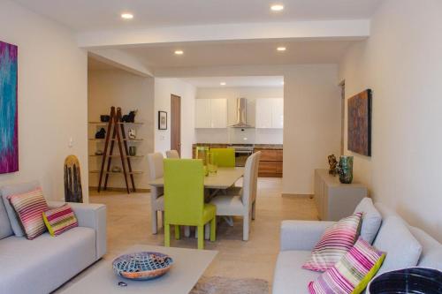 a living room with a table and a dining room at Casa feliz 2 in Oaxaca City