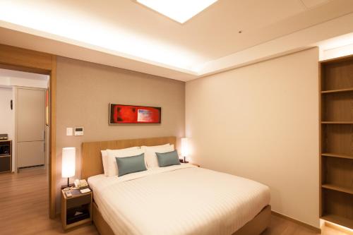 Кровать или кровати в номере Fraser Place Central Seoul