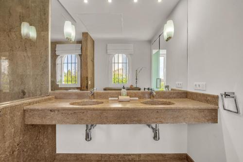 Villa Molly - Elegant Beachside Home by Finest Rentals