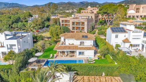 Villa Molly - Elegant Beachside Home by Finest Rentals