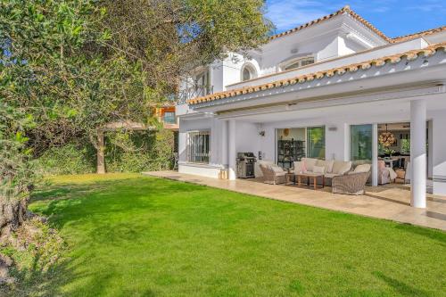 Villa Molly - Elegant Beachside Home by Finest Rentals