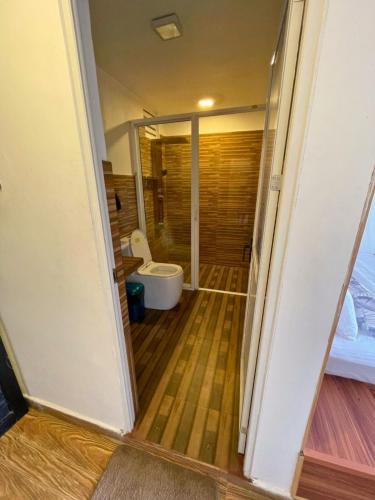 a small bathroom with a toilet and a shower at Slon Ella in Ella