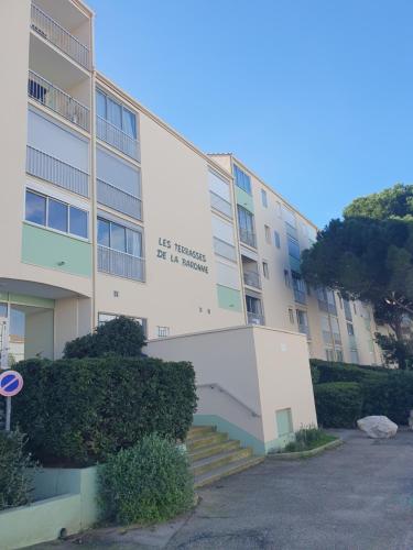 LES TERRASSES DE LA BARONNIE Appartement climatisé avec 1 chambre et piscine ouverte du 23 Mai au 20 Septembre Parking securisé disponible sans supplement