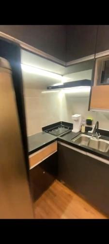 a small kitchen with a sink and a stove at Apartamento Águas Claras S4 particular in Águas Claras