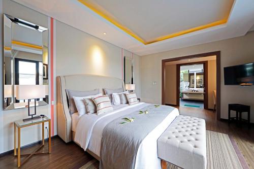Tempat tidur dalam kamar di Pantai Indah Lagoi Bintan