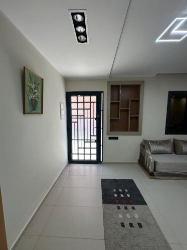 a living room with a couch and a rug at Apprt Saidia berqia in Saïdia