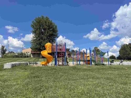 ein Spielplatz mit Rutsche auf einer Rasenfläche in der Unterkunft AOK Campground & RV Park in Saint Joseph