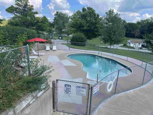 ein Schwimmbecken mit einem Zaun darum herum in der Unterkunft AOK Campground & RV Park in Saint Joseph