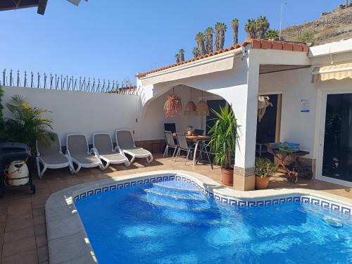 Beautiful Holiday Villa with heated private pool, Los Cristianos