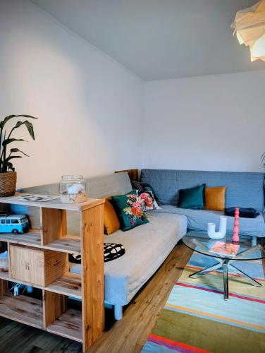 a living room with a blue couch and a table at Basislager Rheinsteig in Bad Hönningen