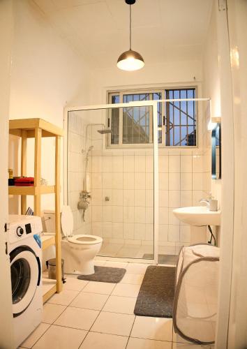 a bathroom with a shower and a toilet and a sink at Appartement Moderne Centre ville BZV in Brazzaville