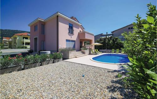 Awesome Home In Kastel Luksic