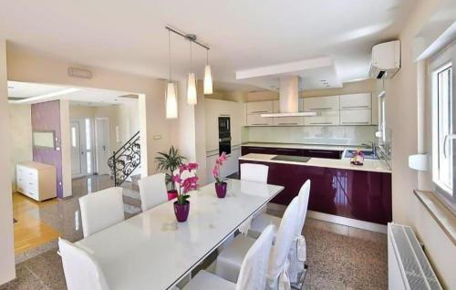 Awesome Home In Kastel Luksic