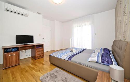 Awesome Home In Kastel Luksic