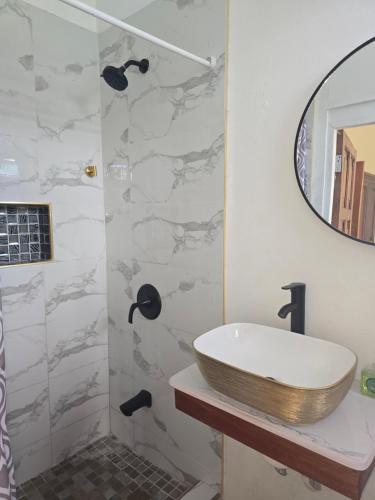 Travellers Villa tesisinde bir banyo