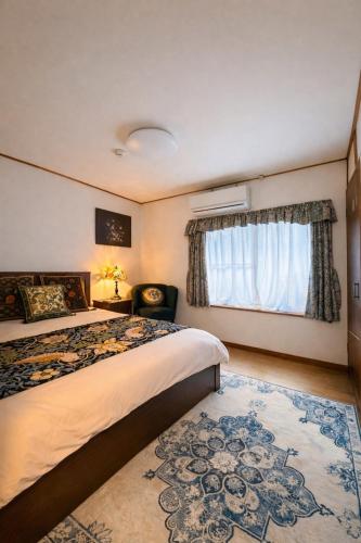 a bedroom with two beds and a window at 心斎橋から7分 なんばまで1駅 MeenoHome 幸せをひとりじめできる一軒家 空港直通 子ども歓迎 in Osaka