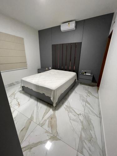 a bedroom with a bed with a marble floor at Temporada Moto GP - 18km do autódromo de Goiania- acomoda 10 pessoas - Atlanta eventos in Goiânia