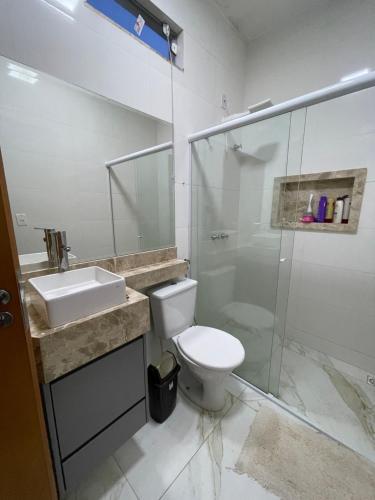 a bathroom with a toilet and a sink and a shower at Temporada Moto GP - 18km do autódromo de Goiania- acomoda 10 pessoas - Atlanta eventos in Goiânia