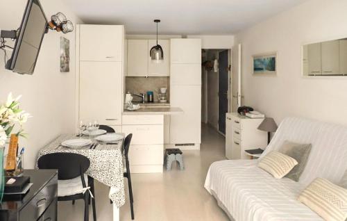 1 Bedroom Amazing Apartment In La Grande-Motte