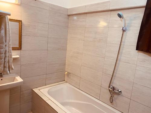 ein Badezimmer mit Badewanne und Waschbecken in der Unterkunft Bethany Hotel in Abidjan