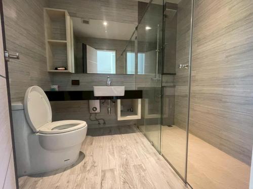 a bathroom with a toilet and a sink at Kaibae Hut Resort in Ko Chang