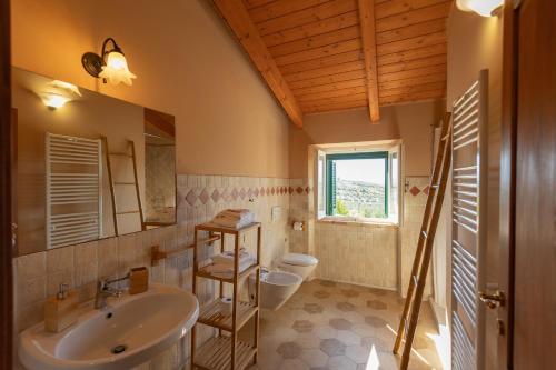 a bathroom with a sink and a toilet at Agriturismo Villa Fiore in Torano Nuovo