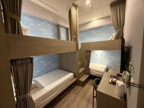 a room with two bunk beds with a sky at Hangkhau Hotel in Yilan City