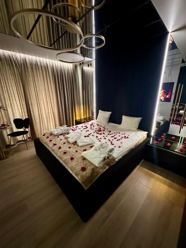 a bedroom with a bed with roses on it at Wiślane Tarasy VIP Apartamenty JACUZZI in Krakow