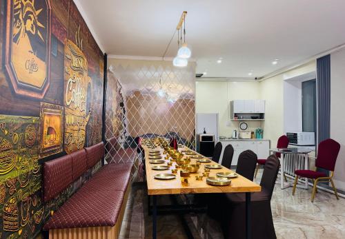 una sala da pranzo con un lungo tavolo e sedie di Zuulun Hostel a Bulgan