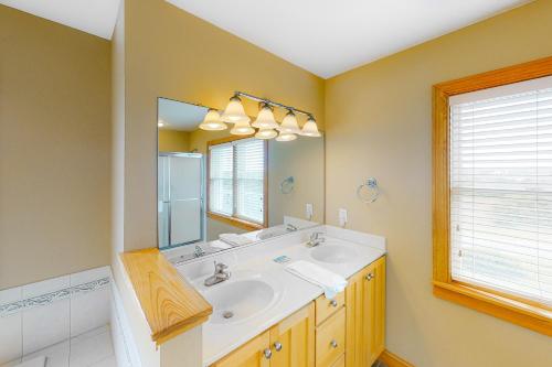 a bathroom with a sink and a mirror at BXOLRD2 Native Sun #9-BB in Buxton
