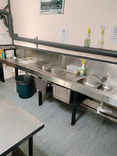 a counter with two sinks in a kitchen at Albany Bayview Lodge in Albany