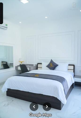 a bedroom with a large bed with white sheets at 6668 Hotel - Chi nhánh 2 in Tây Ninh