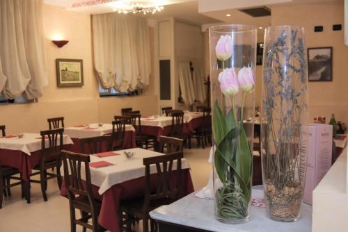 A restaurant or other place to eat at Albergo Munsci'