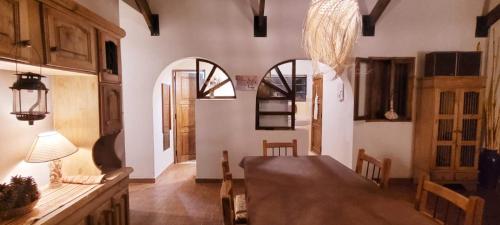 a dining room with a table and some chairs at Barreal La Templanza Casa de Campo in Barreal