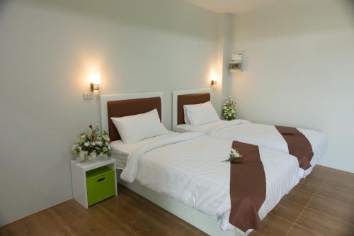 Postel nebo postele na pokoji v ubytování Namthip Residence