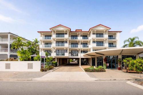 an apartment building with a parking lot at Coastal Breeze Studio Near Stadium, Ferry Marina in Townsville