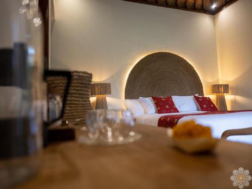 a hotel room with a bed and a table at Sananda Aryani in Lovina