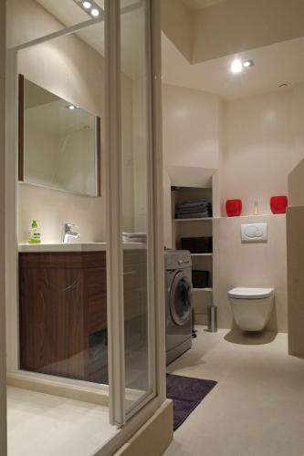 une salle de bain avec un lavabo et une machine à laver dans l'établissement Apartment Bac St. Germain, à Paris